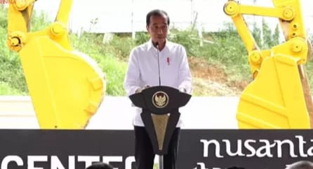 Presiden Joko Widodo (Jokowi) meresmikan peletakan batu pertama atau groundbreaking terhadap pembangunan Astra Biz Center dan Botanical Garden di Ibu Kota Nusantara (IKN), Kalimantan Timur, Selasa 4 Juni 2024. (Youtube Sekretariat Presiden/Youtube Sekretariat Presiden).