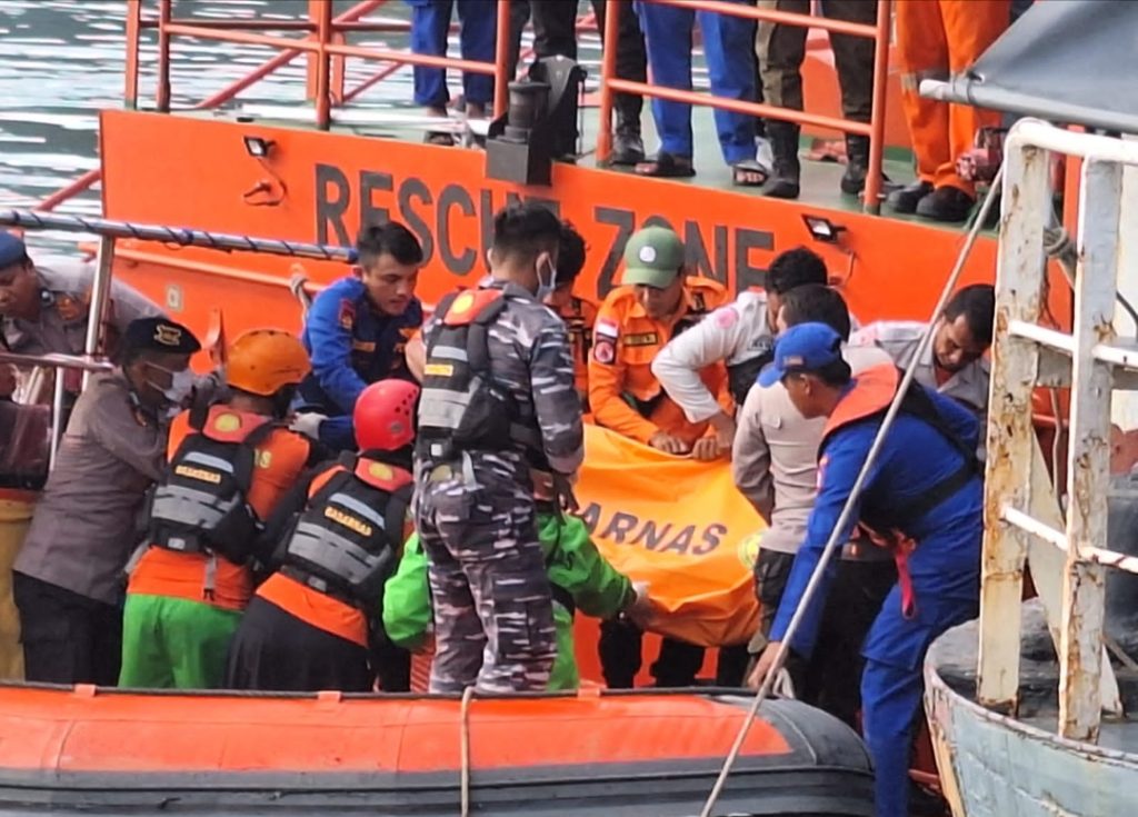 Kapal pesiar pengangkut wisatawan yang tenggelam di laut Teluk Tapian Nauli, Pandan, Sabtu (29/6/2024). (DETEKSI.co/Zatam)