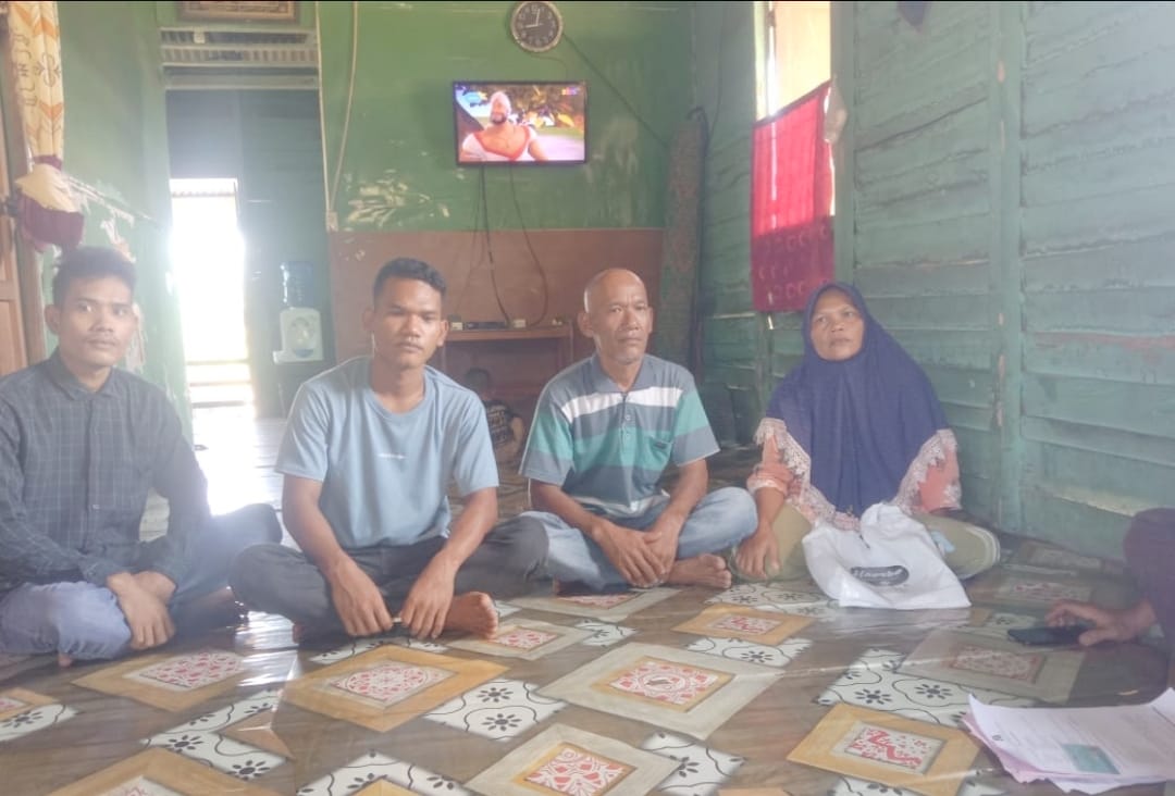 Keluarga korban menceritakan kronologis kematian anaknya yang ditahan gegara kasus narkotika. (Foto : Dzul)