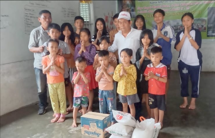 Korwil PMPHI Sumut, Drs Gandi Parapat bersama Ketua Divisi Politik PMPHI Sumut, Drs Maju Manalu saat menyerahkan bantuan beras ke Panti Asuhan Kasih Visensia Indonesia.(ist)