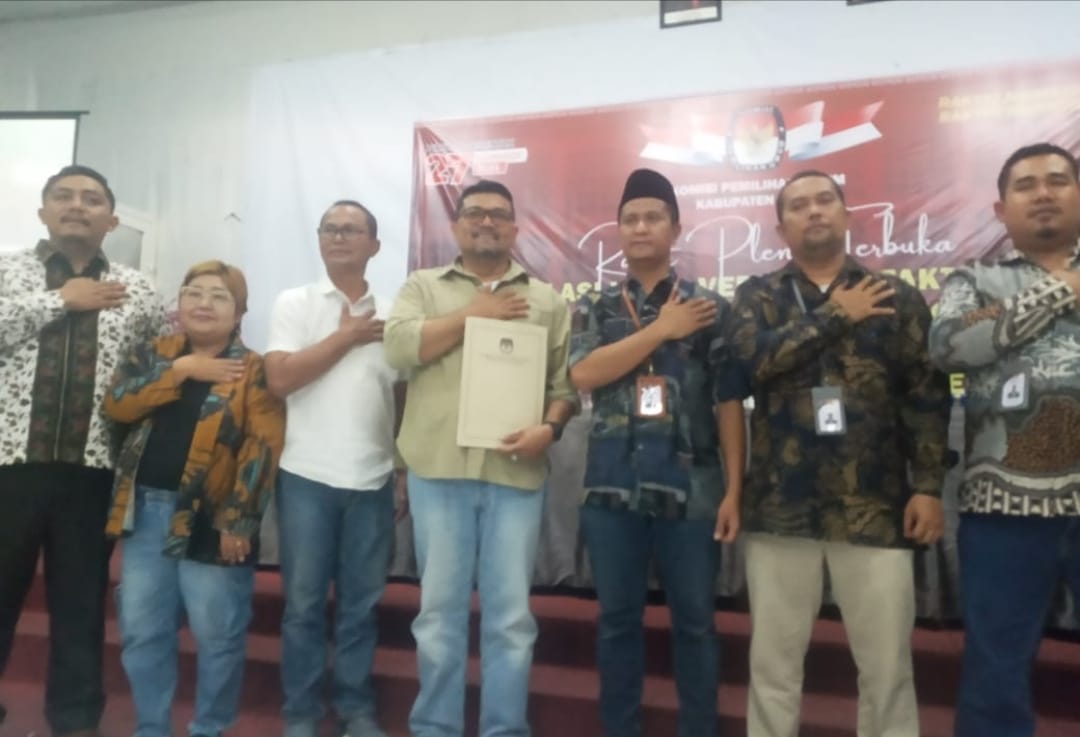 Bakal calon Bupati Dairi, David PNSM Tambunan (pegang map) diabadikan bersama komisioner KPU dan Bawaslu Dairi setelah dinyatakan lolos verifikasi faktual, Rabu (10/7/2024).