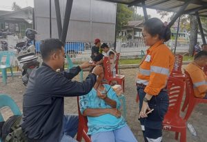 Romartua Pinayungan meneteskan obat mata kepada ibunya Emseria Matondang, pasca operasi katarak, Sabtu ,(20/7/2024). (DETEKSI.co/Zatam)