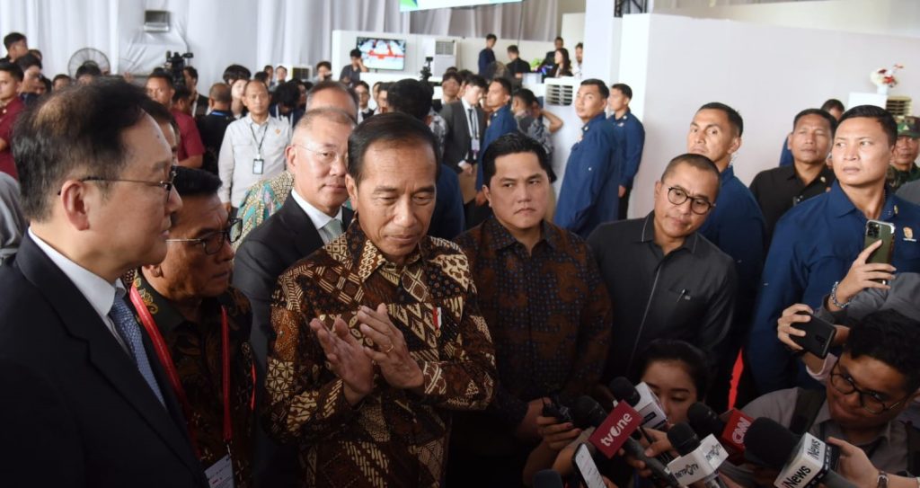 Presiden Joko Widodo (Jokowi) memberikan keterangan pers usai melakukan Peresmian Ekosistem Baterai dan Kendaraan Listrik Korea Selatan di, Kabupaten Karawang, Provinsi Jawa Barat, Rabu, (03/07/2024). (Foto: Humas Setkab/Oji).