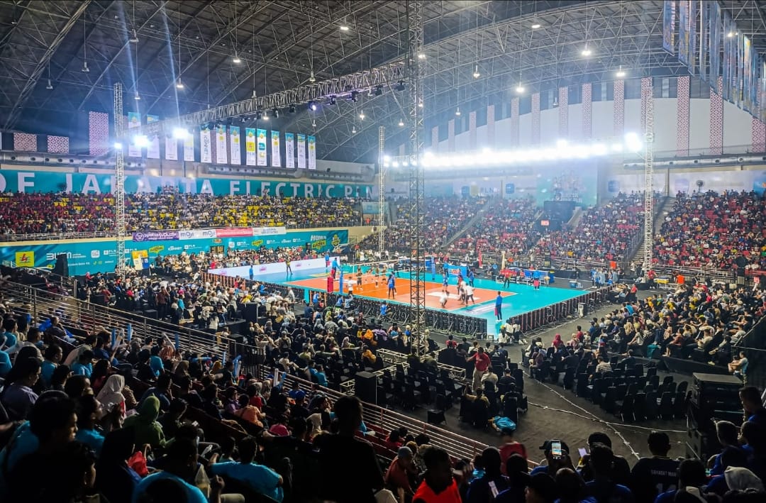 Pecinta bola voli memenuhi Gedung Olahraga Jatidiri Semarang untuk menyaksikan langsung pertandingan PLN Mobile Proliga 2024 pekan kedua putaran pertama.