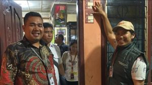 Komisioner KPU Dairi, Rono Anto Sinaga memantau proses coklit dilakukan petugas Pantarlih di salah satu rumah warga. (istimewa)