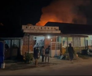 Api terlihat membumbung saat kebakaran menyasar Kantor Kemenag Dairi di Jalan Pelita Sidikalang, Rabu (17/7/2024) malam. (istimewa)