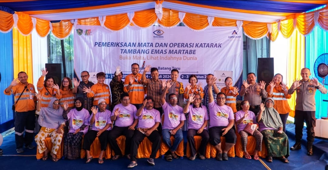 Manajemen PT Agincourt Resources dan jajaran Pemda Tapsel berfoto bersama para pasien operasi katarak gratis 2024, Jumat (26/7/2024). (DETEKSI.co/Zatam)