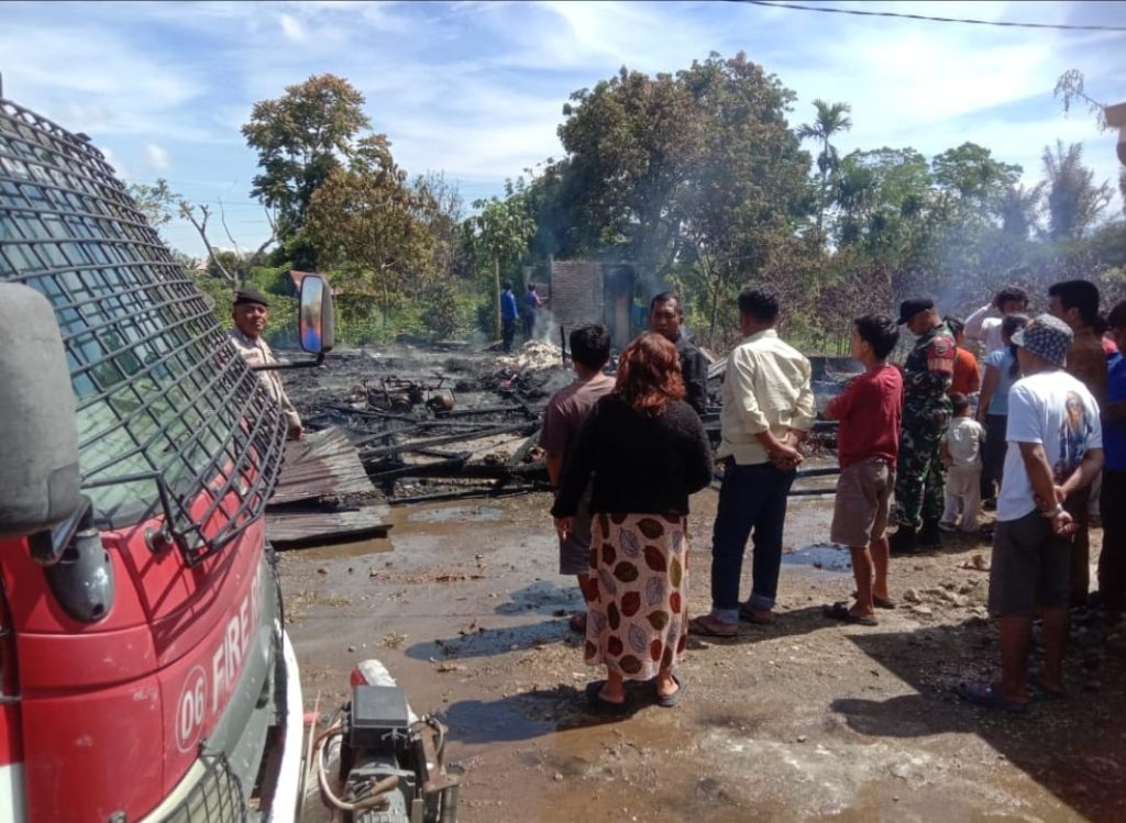 Bangunan Semi permanen hunian Selamat Simamora-Lisda Br.Tampubolon di Panji Bako Kabupaten Dairi, ludes Terbakar, Senin (05/08/2024)