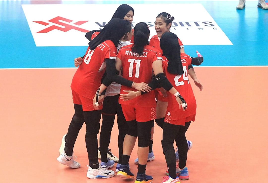 Timnas Voli Putri Indonesia saat menjalan laga perdana 4th SEA V League melawan Thailand di Vinh Phuc Gymnasium, Vinh Phuc, Vietnam pada (02/8).