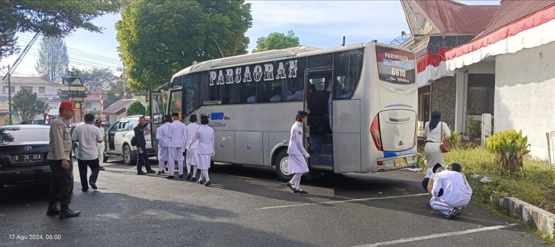 Personil Paskibra bersiap menaiki Bus yang akan membawa mereka dari pelataran Kantor Bupati Dairi menuju lokasi upacara di Stadion Utama Panji Sidikalang, Sabtu (17/8/2024)