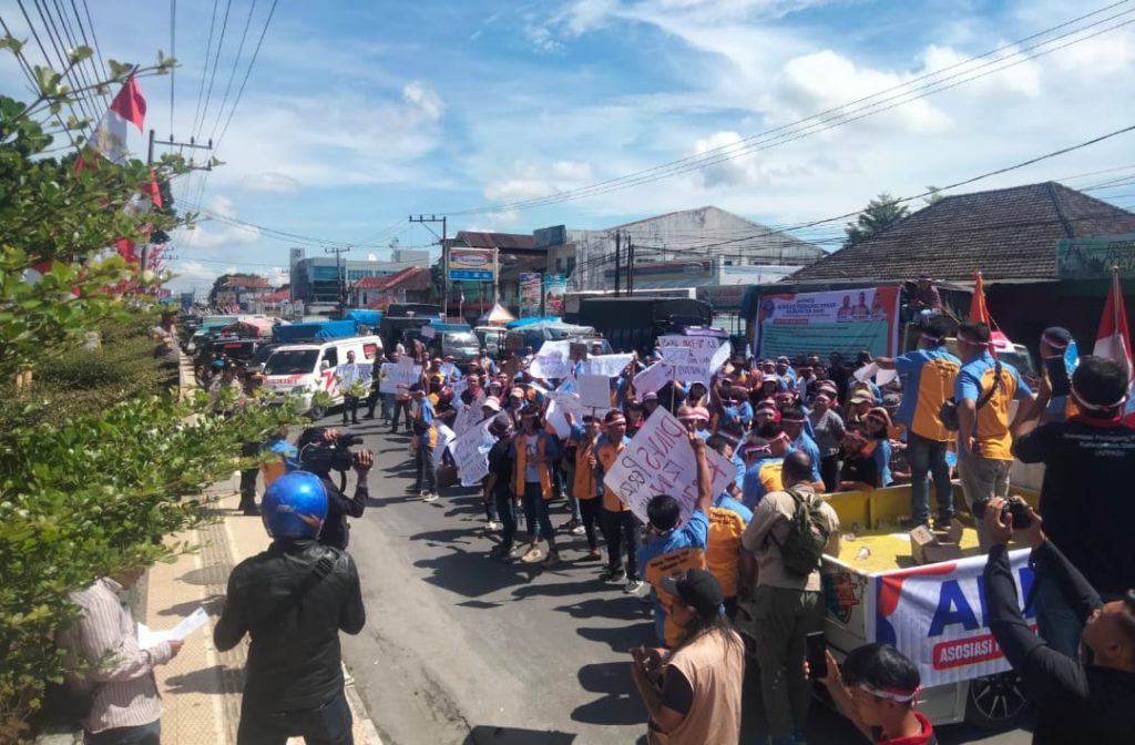 APPKD menggelar aksi didepan kantor Bupati Dairi, meminta penertiban pasar, Senin (5/8/2024).