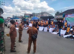 Pj. Sekda Dairi, Jhonny Hutasoit berinteraksi dan menerima aspirasi massa APPKD dalam aksi unjukrasa, Senin (05/08/2024)