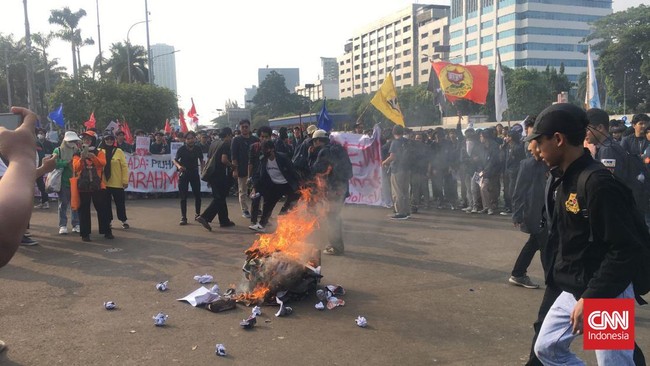 Ratusan mahasiswa yang berasal dari Institut Teknologi Bandung (ITB) hingga Universitas Djuanda Bogor berdemonstrasi di Gedung DPR Jakarta, Jumat (23/8). (CNN Indonesia/Yogi Anugerah)