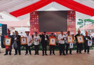 Pasangan Calon Bupati -Wakil Bupati Dairi diabadikan setelah mendapatkan nomor urut, Senin (23/9/2024) di Pelataran KPU Dairi