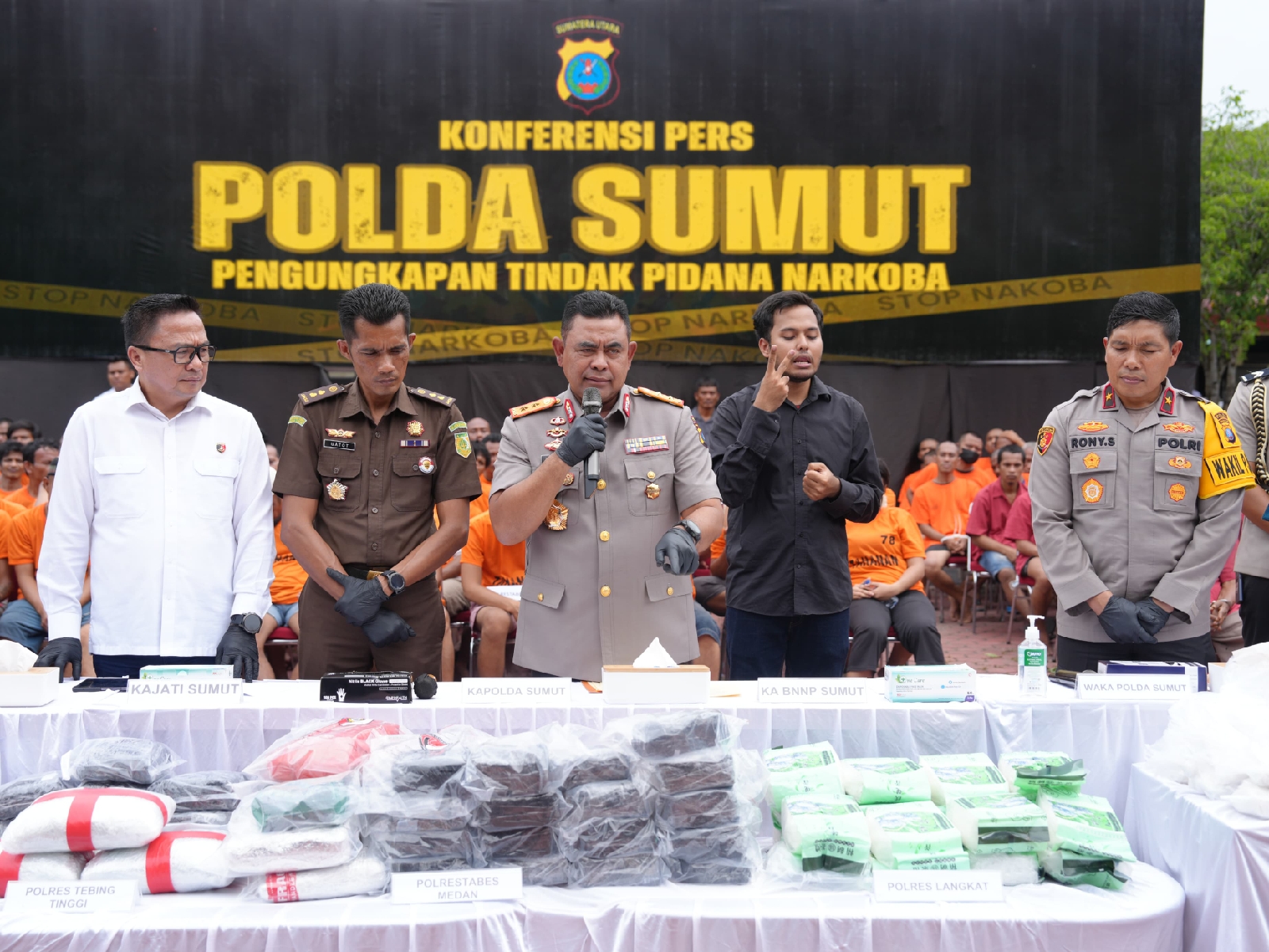 Kapolda Sumut Irjen. Pol. Whisnu Hermawan F, S.IK, M.H. melakukan konferensi pers pengungkapan narkotika di gelar di lapangan belakang Mapolda Sumut, Selasa (17/09/2024). (DETEKSI.co/Ist)