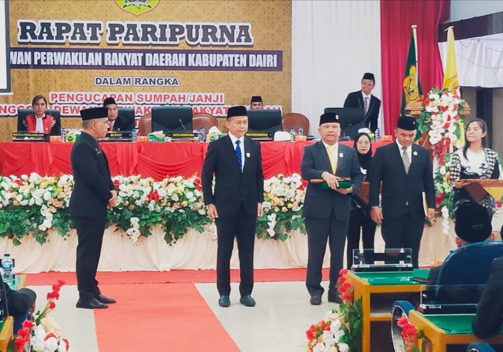 Pimpinan sementara, Sabam Sibarani dan Helvensius Tondang menerima palu dari Wanseptember Situmorang pada pelantikan anggota DPRD Dairi periode 2024-2029, di gedung Balai Budaya Sidikalang, Senin (14/10/2024).