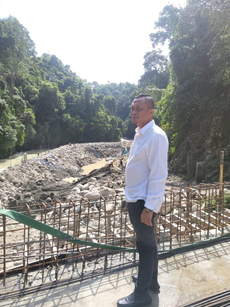 Anggota DPRD Sumut, Alfriansyah Ujung mengunjungi lokasi proyek PLTM di Dusun Borno Desa Sungai Raya Kecamatan Siempat Nempu Hulu Kabupaten Dairi, Senin (28/10/24) (DETEKSI.co/Parulian P Nainggolan)