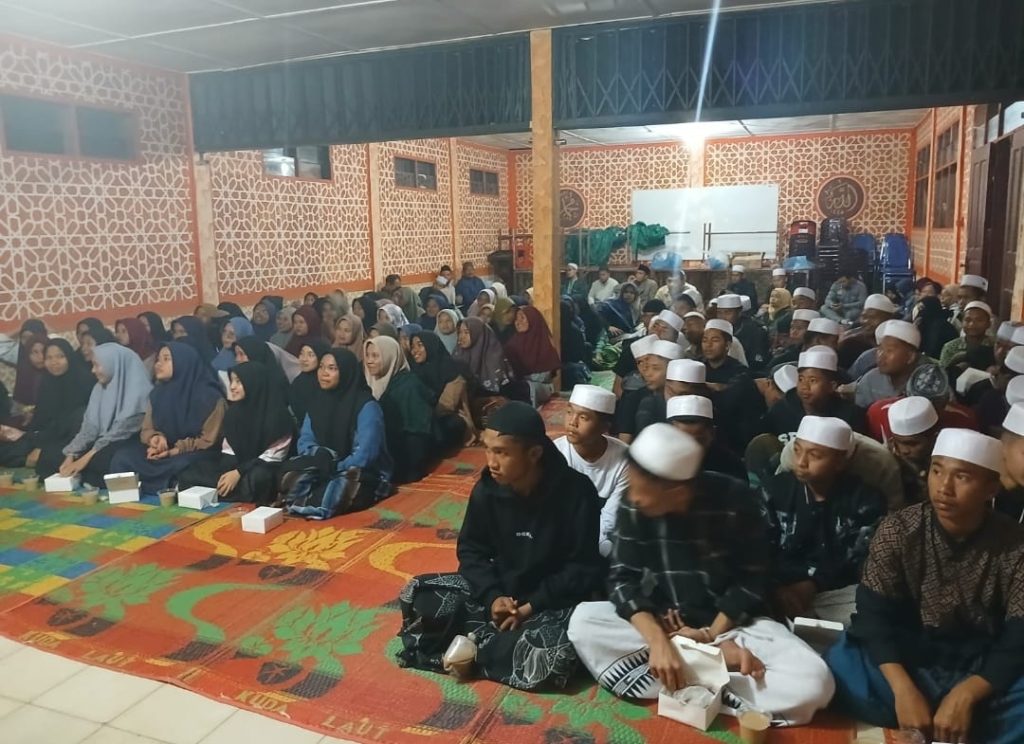 Santri dan Santriwati di Pondok Pesantren Dairi, Kelurahan Sidiangkat, Kecamatan Sidikalang, mengikuti sosialisasi Pilkada 2024 digelar KPU Dairi.(istimewa)