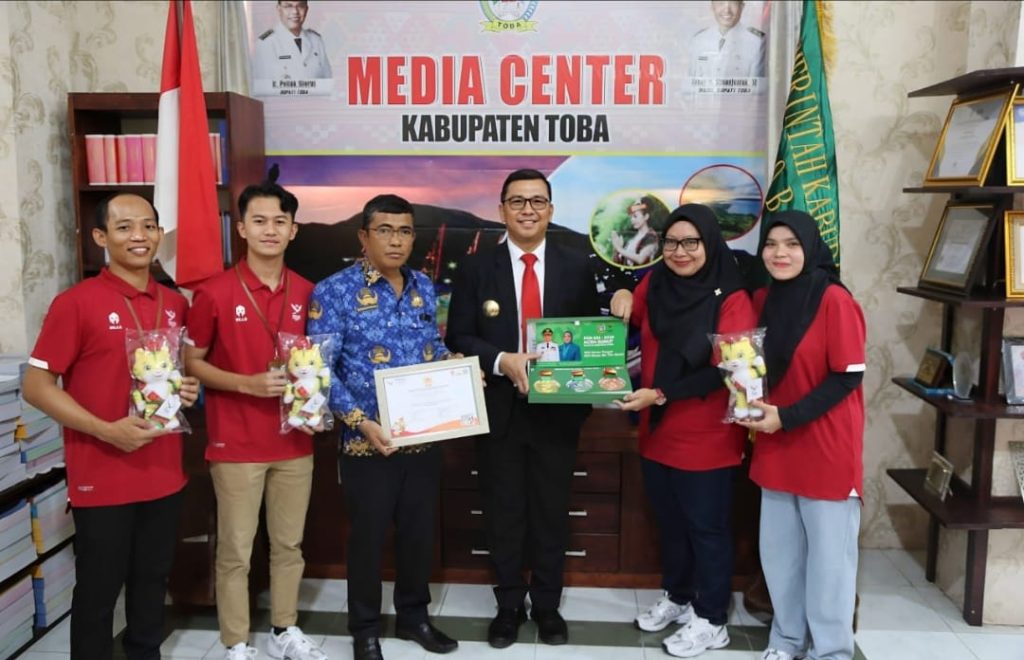 Pjs Bupati Toba, Dr. Agustinus Panjaitan, menerima cinderamata berupa medali dan piagam dari Panitia PON XXI Aceh-Sumut. Pemkab Toba diganjar perhargaan karena sukses menyelenggarakan ski air di Danau Toba. Penerimaan cinderamata berlangsung di ruang kerja Bupati Toba, Balige, Selasa (1/10/2024).