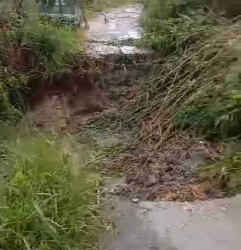 Ruas jalan di Desa Kuta Gugung Kecamatan Sumbul Kabupaten Dairi putus. (DETEKSI.co/istimewa)