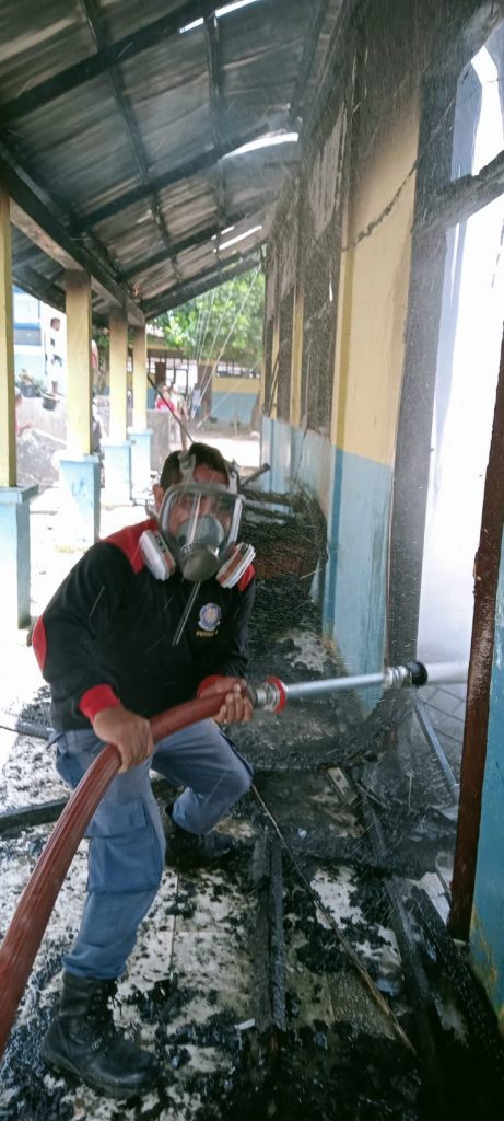 Petugas Damkar melakukan upaya pemadaman pada peristiwa kebakaran SMPN 1 Tigalingga Kabupaten Dairi, Jumat (8/11/2024) (istimewa)