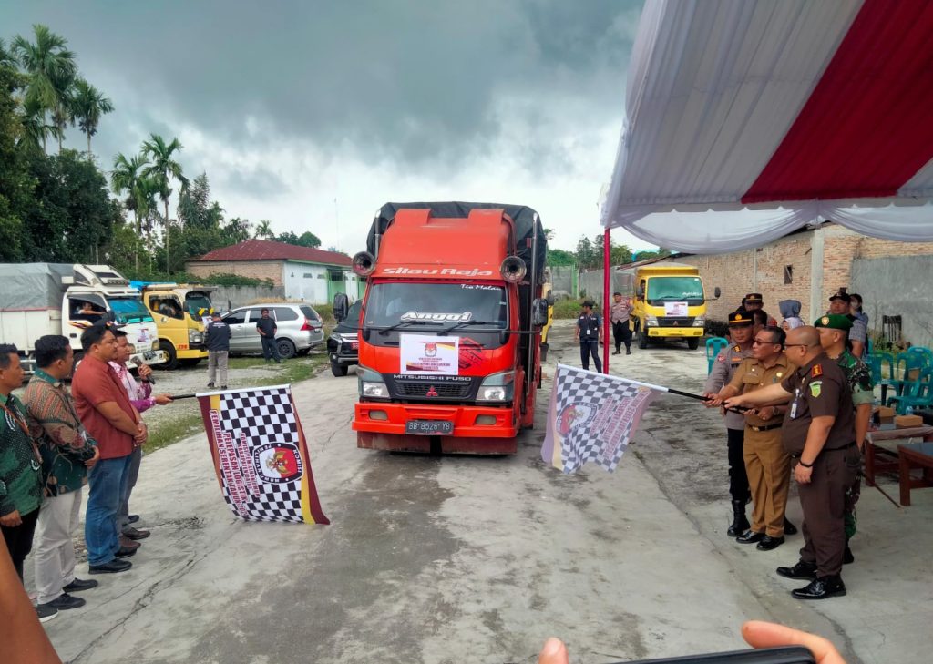 Pj.Sekda Dairi, Jhonny Hutasoit bersama Ketua dan Komisioner KPU, Forkopimda dan Bawaslu memberangkatkan armada yang mengangkut logistik Pilkada dari gudang KPU menuju kecamatan dan desa, Selasa (25/11/2024) (DETEKSI.co/Parulian Nainggolan)