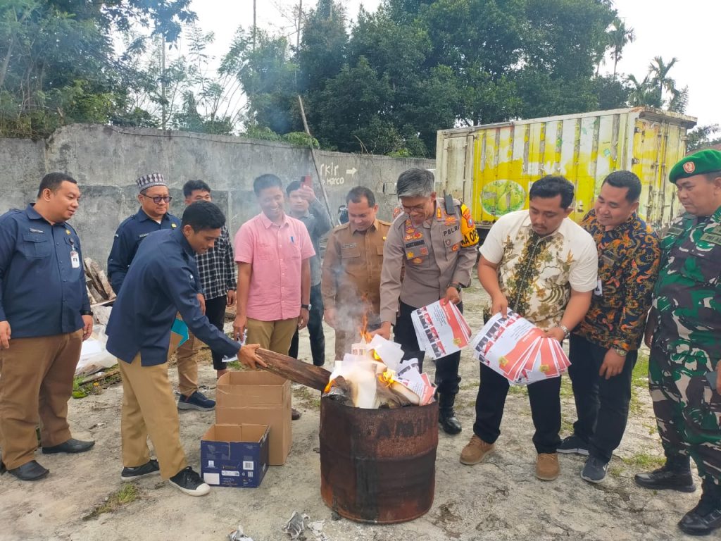 Ariyanto Tinendung didampingi komisioner bersama Forkopimda melakukan pemusnahan logistik surat suara Pilgubsu dan Pilbup Dairi yang rusak dan sisa, Selasa (26/11/2024). (DETEKSI.co/Parulian Nainggolan)