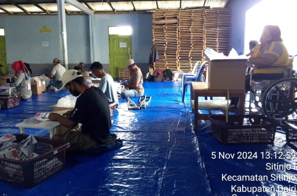 Warga penyandang disabilitas turut berkontribusi dalam kegiatan sortir dan lipat kertas suara Pilkada. (DETEKSI.co/istimewa)