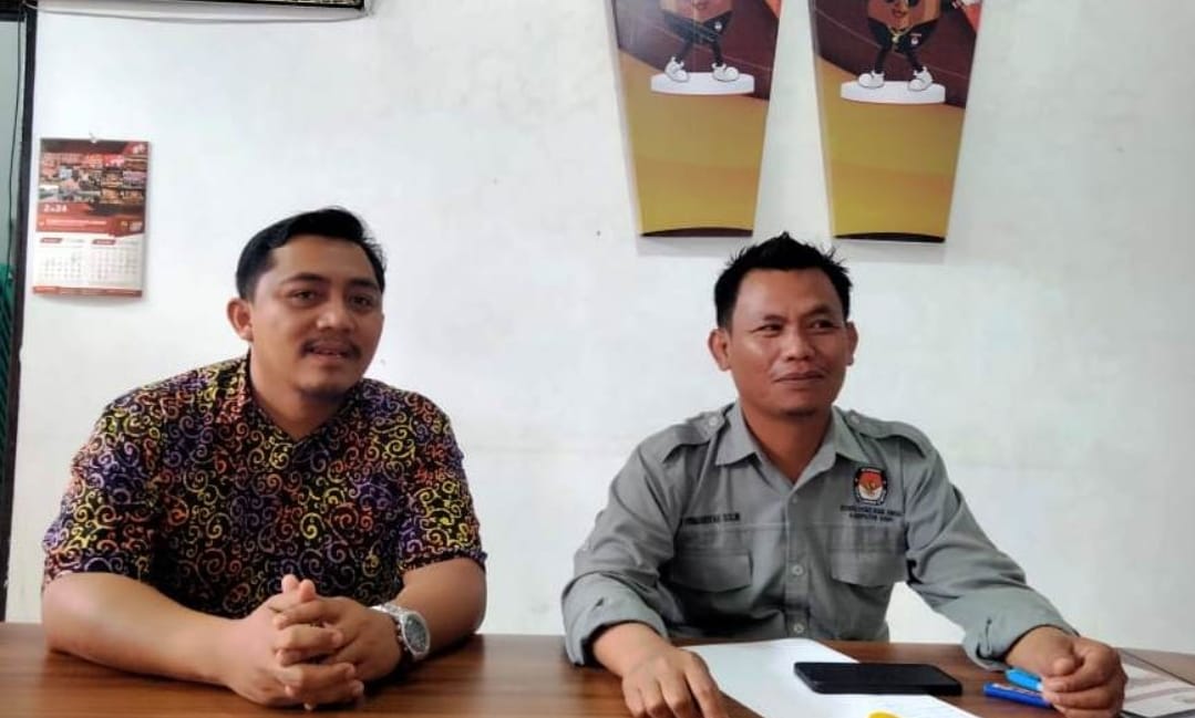 Kordiv Teknis dan Penyelenggara Pemilu, Asih Firmansyah Solin bersama Kordiv Pengawasan dan Hukum KPU Dairi, Gabe Maruli Tua Sinaga, diwawancai wartawan, Kamis (21/11/2024) (DETEKSI.co/Parulian Phsp Nainggolan)