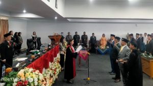 Ketua PN Sidikalang, Eva Rina Sihombing mengambil sumpah-janji Ketua dan Wakil Ketua DPRD Dairi periode 2024-2029 di ruang rapat Paripurna, Jumat (15/11/2024). (DETEKSI.co/Parulian Phsp Nainggolan).