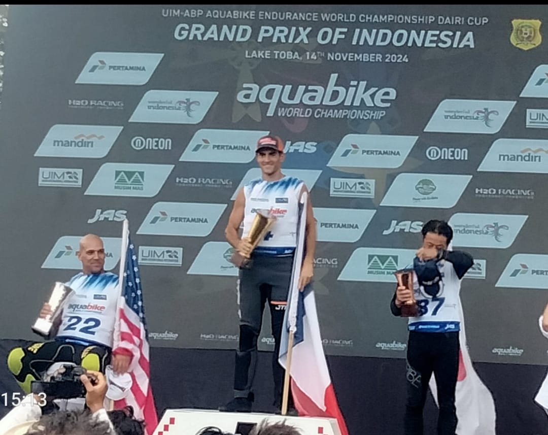 Rider asal Prancis, Francois Medari menempati podium tertinggi diikuti Anthony Radetic asal USA, dan Isahai Hajime asal Jepang pada Aquabike Jetski World Championship 2024 Dairi Cup di Perairan Danau Toba Pantai Silahisabungan, Kamis (14/11/2024). (DETEKSI.co/Parulian Nainggolan)