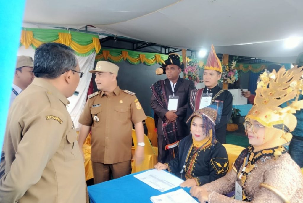 Pj. Bupati Dairi, Surung Charles Lamhot Bantjin didampingi Pj. Sekda Jhonny Hutasoit memantau proses pemungutan suara di TPS 3 Sidiangkat., Rabu (27/11/2024) (DETEKSI.co/Parulian Nainggolan)