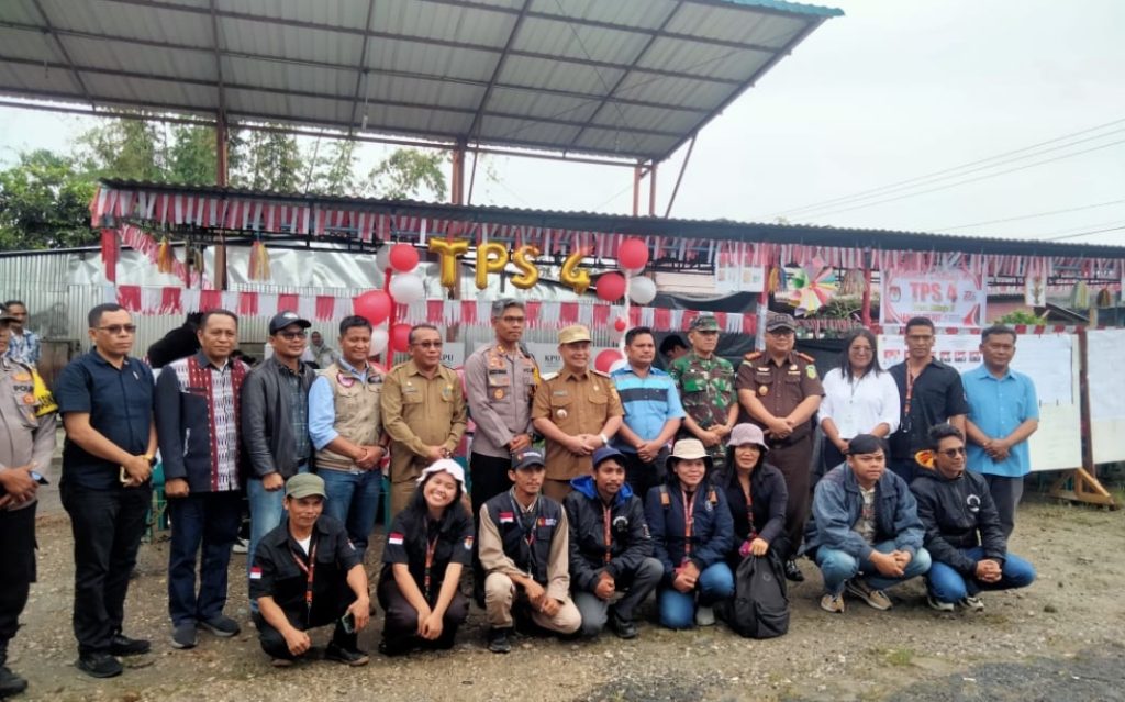 Ketua KPU Dairi, Aryanto Tinendung bersama Forkopimda diabadikan pada saat monitoring proses pencoblosan di TPS 4 Desa Sitinjo II, Rabu (27/11/2024). (DETEKSI.co/Parulian Nainggolan)