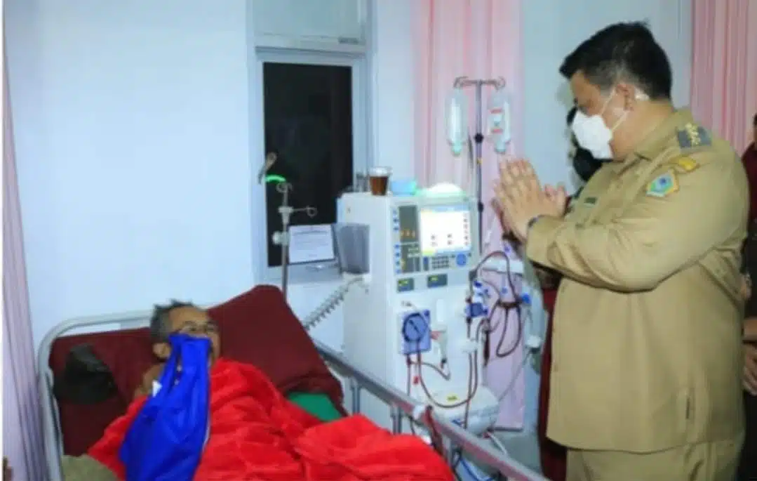 Bupati Samosir Vandiko Timotius Gultom menjenguk pasien Hemodialisa di unit layanan Dialisis RSUD. Dr. Hadrianus Sinaga. Penderita ginjal kronis ini tidak perlu memikirkan biaya perobatan yang membengkak, karena BPJS Kesehatan menanggung biaya Hemodialisa dengan memiliki kartu BPJS kesehatan aktif.(dok. Kominfo Samosir).