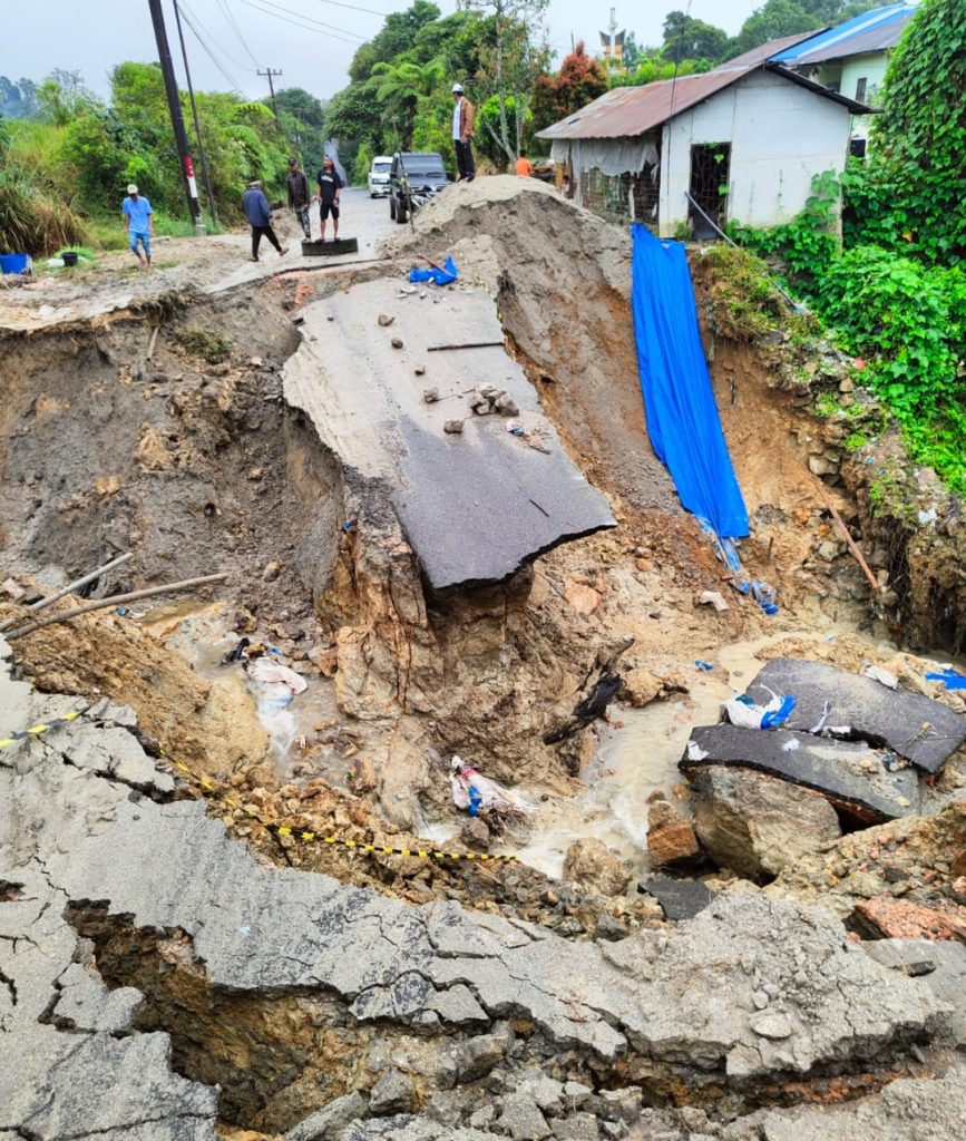 Badan jalan putus total di Desa Barisan Nauli Kecamatan Sumbul Kabupaten Dairi, Rabu (4/12/2024). (istimewa)