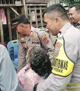 Personil Polsek Hamparan Perak membantu para jemaat yang lansia dengan cara menggendong serta penjagaan selama Ibadah Natal berlangsung. (DETEKSI.co/ Ist)