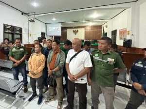 Koordinator HSE dan Humas PT SAE Group, Nurman Akhmad, bersama korban lainnya menyampaikan rasa ketidakpuasan atas tuntutan JPU terhadap terdakwa kasus kerusuhan berujung pada aksi pengeroyokan di PT SAE. (Deteksi.co/ist)