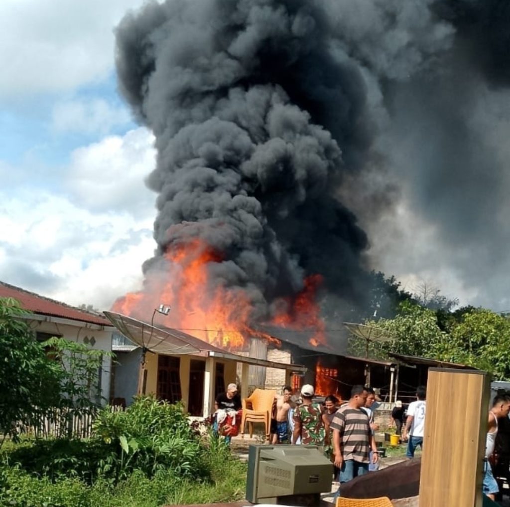 Asap tebal membumbung dari hunian keluarga Sawitri br. Sianturi yang terbakar di Dusun Hutari Desa Kalang Simbara, Sidikalang, Selasa (7/1/2025) (istimewa)