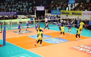 Suasana pertandingan PLN Mobile Proliga 2025 putaran pertama antara Jakarta Electric PLN kontra BJB Tandamata di Jawa Pos Arena, Surabaya, Jumat (24/01).