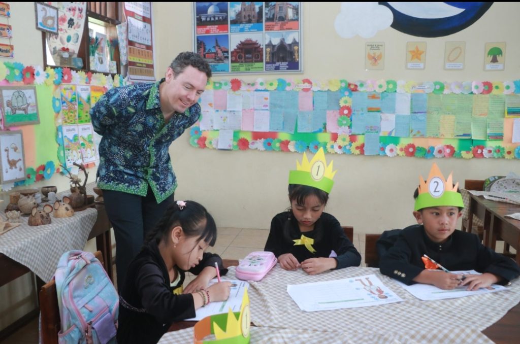 Tim Stapleton, Minister Counsellor of Governance and Human Development Kedutaan Besar Australia di Jakarta, berinteraksi dengan siswa di SDN Ngadisari 1, Sukapura, Probolinggo, Jawa Timur, Kamis (6/2). Tim berkunjung ke Probolinggo untuk melihat dampak implementasi program multigrade.