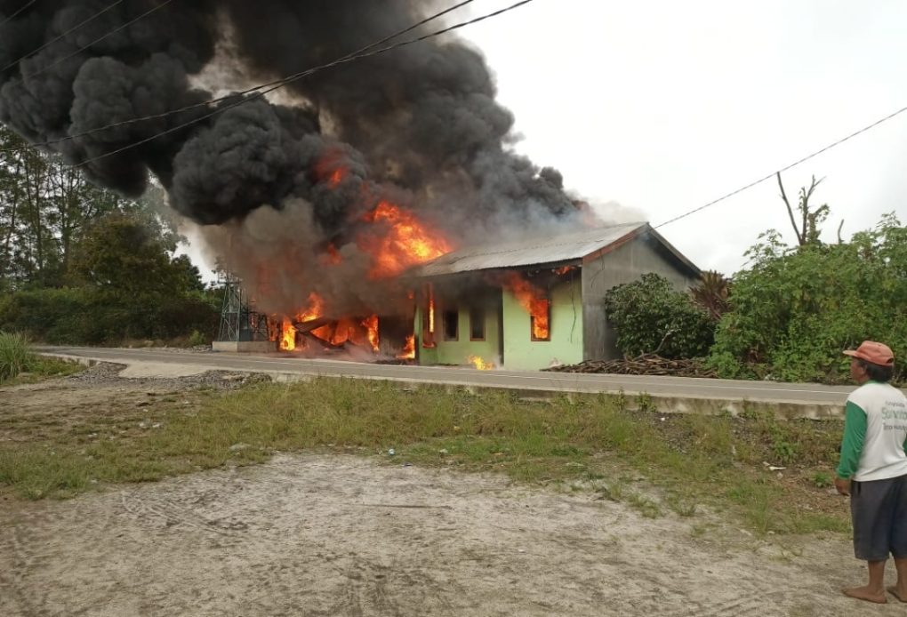 Kobaran api yang menghanguskan bangunan rumah di Desa Parbuluan 3 Kecamatan Parbuluan Kabuaten Dairi, Jumat (21/2/2025). (Istimewa)