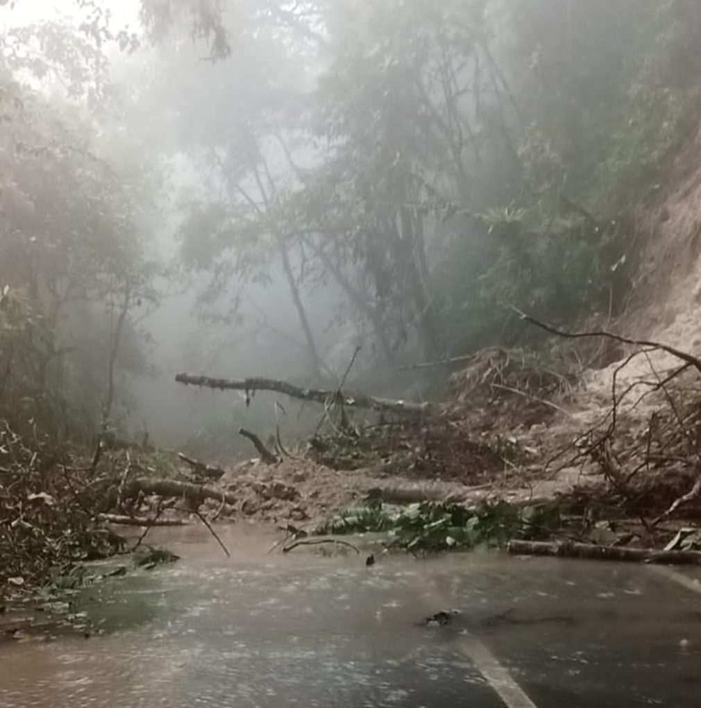 Akses jalan menuju wilayah Silahisabungan tertutup material longsor mengakibatkan aktivitas ekonomi terhenti. (Istimewa)