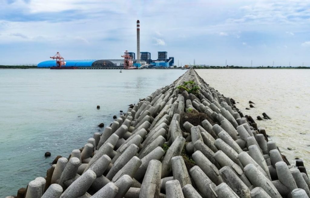 Pemanfaatan FABA dari PLTU Indramayu untuk tetrapod yang berfungsi mencegah terjadinya abrasi dan memperkuat struktur pantai.