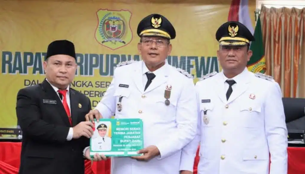 Bupati Dairi, Vikner Sinaga didampingi Wakil Bupati, Wahyu Daniel Sagala menerima dokumen memori serahterima dari Pj. Bupati, Surung Charles Lamhot Bantjin pada Paripurna Istimewa DPRD, Senin (3/3/2024).