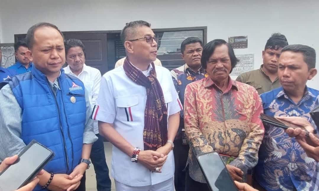 Anggota Komisi III DPR RI Hinca Panjaitan didampingi anggota Fraksi Partai Demokrat DPRD Dairi menyampaikan keterangan Pers, Kamis (10/4/2025). Salah satunya, mendesak pembentukan TPF atas hilangnya Kasat Reskrim Polres Teluk Bintuni Papua Barat, Iptu Tomi Samuel Marbun. (DETEKSI.co /Parulian Phsp Nainggolan)