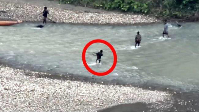 Tampak anggota KKB yang berada di Sungai Braza Yahukimo sambil memengang senjata laras panjang dan sejumlah barang bukti diamankan aparat gabungan. © TribunPapua.com