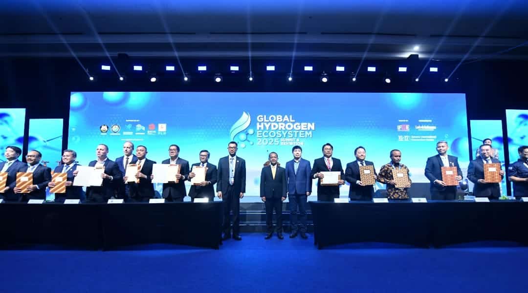 Suasana penandatanganan MoU serentak terkait pengembangan hidrogen di berbagai sektor dalam acara Global Hydrogen Ecosystem Summit 2025 pada Selasa (15/4) disaksikan Menteri ESDM, Bahlil Lahadalia (kedelapan dari kanan) dan Direktur Utama PLN, Darmawan Prasodjo (kesembilan dari kiri).