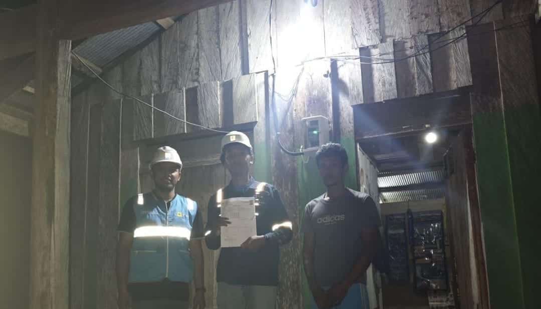 Salah seorang pelanggan di Desa Manubar, Kecamatan Sandaran, Kabupaten Kutai Timur, Kalimantan Timur kini dapat menikmati listrik PLN. Sebelumnya warga Desa Manubar hanya mengandalkan pembangkit listrik desa dengan keterbatasan biaya dan durasi nyala.
