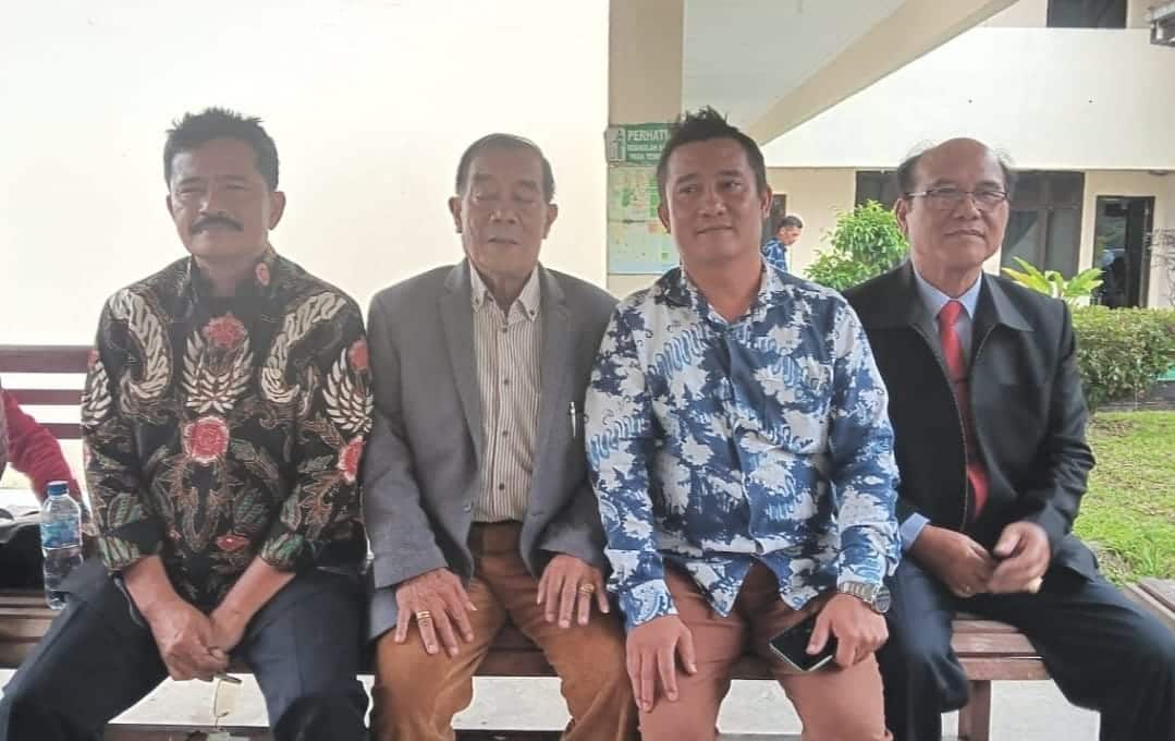 Penggugat Mestron Siboro (kiri) bersama saksi Mardongan Sigalingging, Leonardo Sigalingging dan kuasa hukum Tahi Purba di sela sidang perkara perdata di PN Sidikalang Kabupaten Dairi, Rabu (16/4/2025).