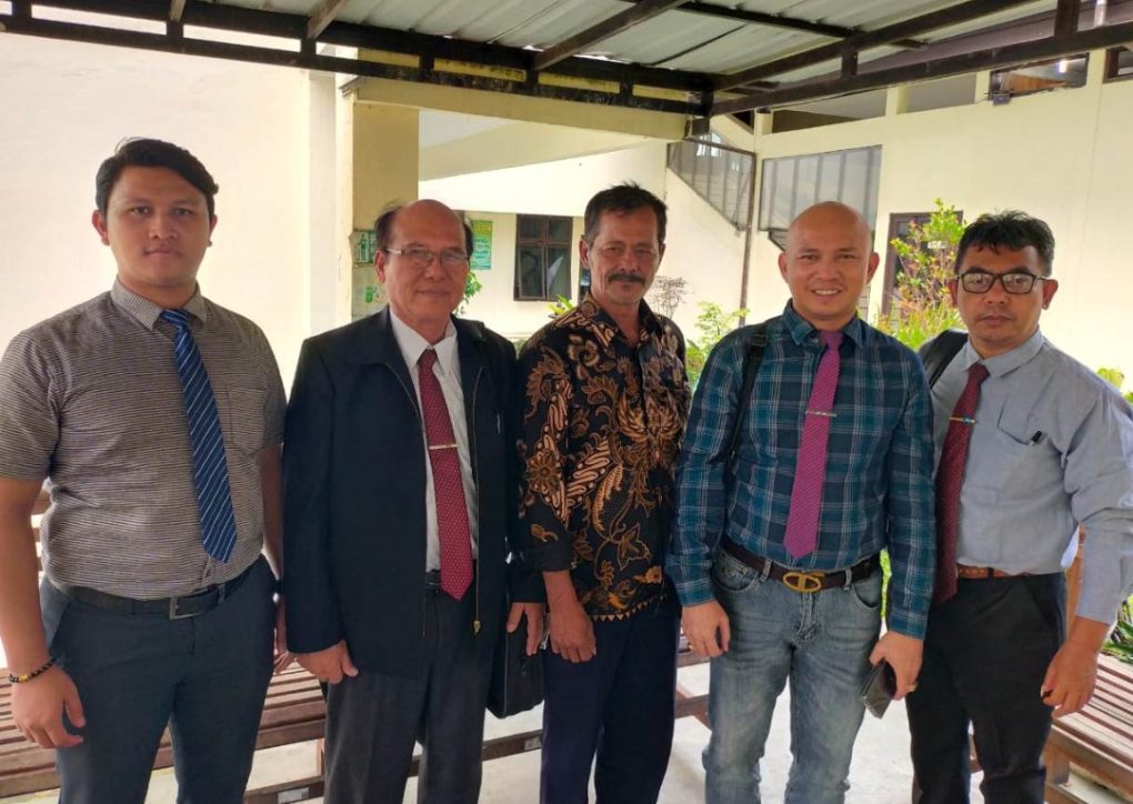 Rincon Siboro (tengah) bersama kuasa hukum penggugat Mestron Siboro di PN Sidikalang, Kabupaten Dairi, Rabu (23/4/2025) (istimewa)